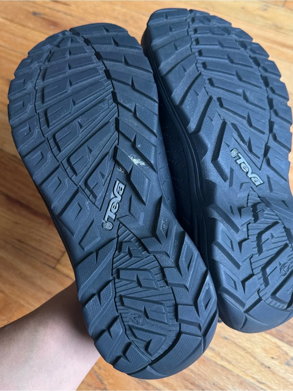 Teva Kimtah slip-on leather trail shoes 8.5
